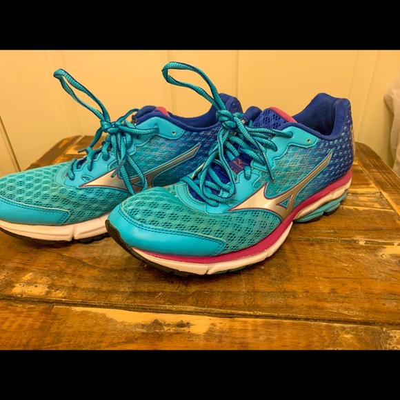 Women’s Mizuno running shoes size 9.5 - Picture 2 of 4